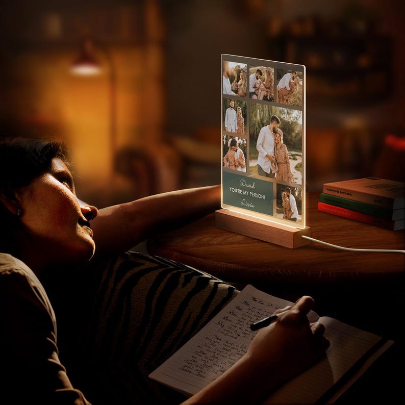 Maverton Personalised LED Photo Frame for woman - LED Decoration with engraving - Photo Frame Lamp for Birthday - Plaque LED for couple